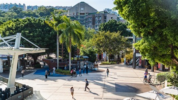Ma Hang Estate, hidden behind the cluster of trees, is a Public Housing Estate, which has been accompanying the development of Stanley Promenade since the 2000s.